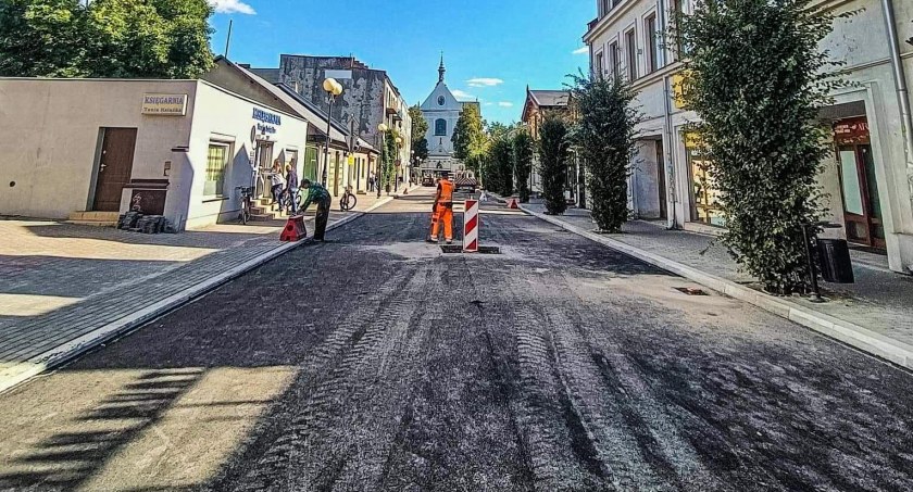 Ul. Reformacja zyskała już nową nawierzchnię. Jednak szykują się dodatkowe utrudnienia (fot. UM Biała Podlaska)