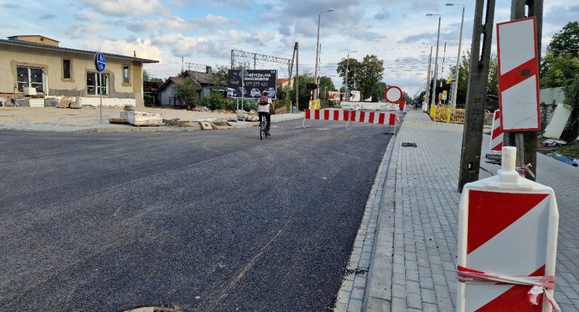 Na dniach ulica Łomaska będzie przejezdna. Otwarty zostanie przejazd kolejowy