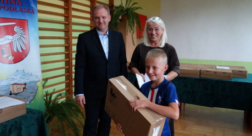 Urząd, Przekazali laptopy dzieci Dostali wsparcie rozwój cyfrowy - zdjęcie, fotografia