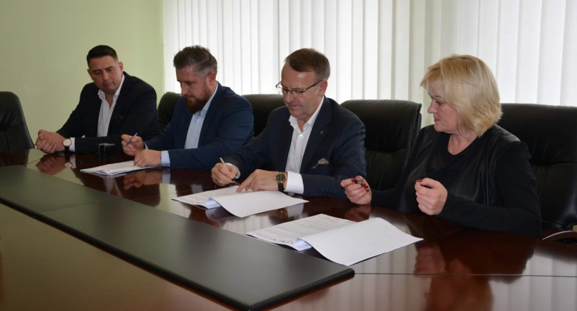Podpisanie umowy w Międzyrzecu Podlaskim (fot. Miasto Międzyrzec Podlaski)