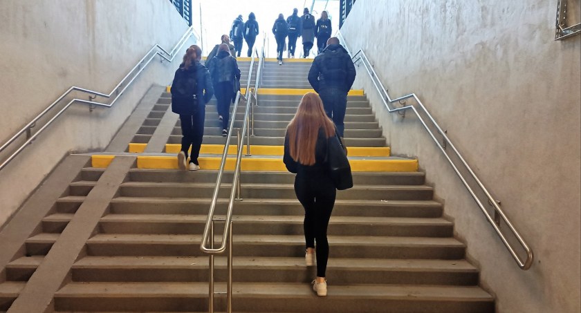 Pasażerowie wchodzą po schodach na peron z nowego przejścia podziemnego na stacji Biała Podlaska, fot. Grzegorz Łubik