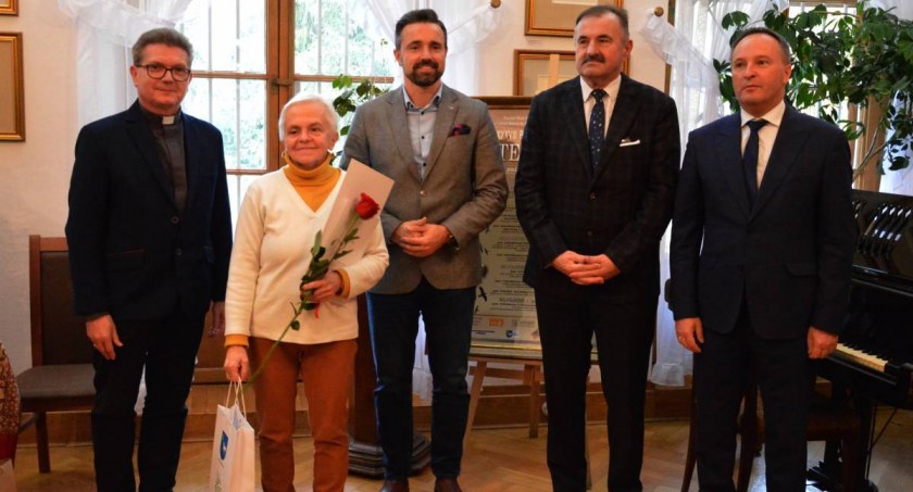 Wręczenie nagród podczas podsumowania Podlaskiej Jesieni Literackiej (fot. Małgorzata Marczewska)