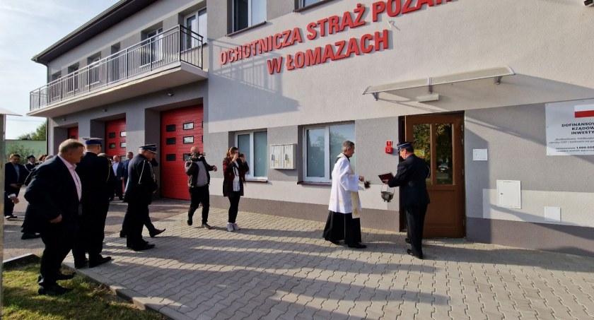 Poświęcenia budynku dokonał miejscowy proboszcz, Fot. Małgorzata Marczewska 