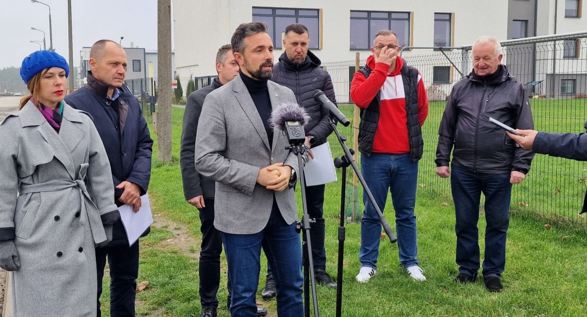 Trzy konferencje prasowe na temat zagospodarowania terenu pn.  Lotnisko