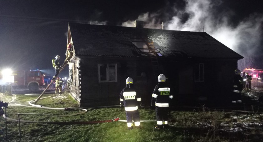 pożary, Czterdziestu strażaków gasiło drewniany Koczukówce Jedna osoba przewieziona została szpitala - zdjęcie, fotografia