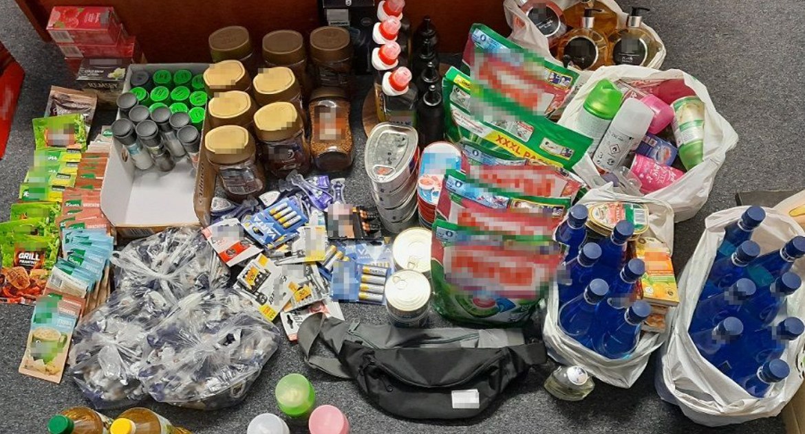 Kradzież, Kradł artykuły spożywcze kosmetyki chemię rękach policji - zdjęcie, fotografia