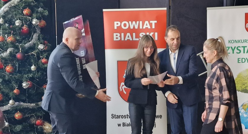 ludzie, Uczniowie dbają Czystą ziemię Wzięli udział konkursie powiatowym - zdjęcie, fotografia
