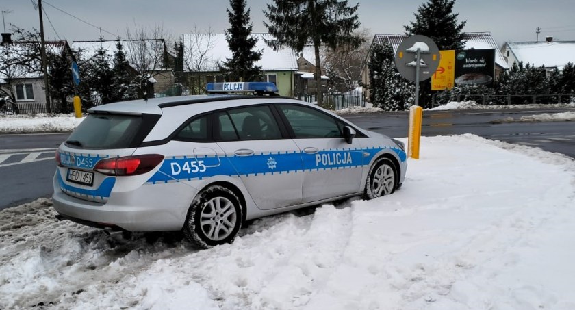 Granica, Kilkudziesięciu policjantów pilnuje ciężarówek Kierowcy spieszą granicę blokują dwójkę - zdjęcie, fotografia