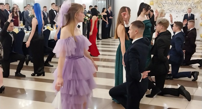 Studniówka 2023, Maturzyści Zespołu Szkół Zawodowych Białej Podlaskiej bawili studniówce - zdjęcie, fotografia