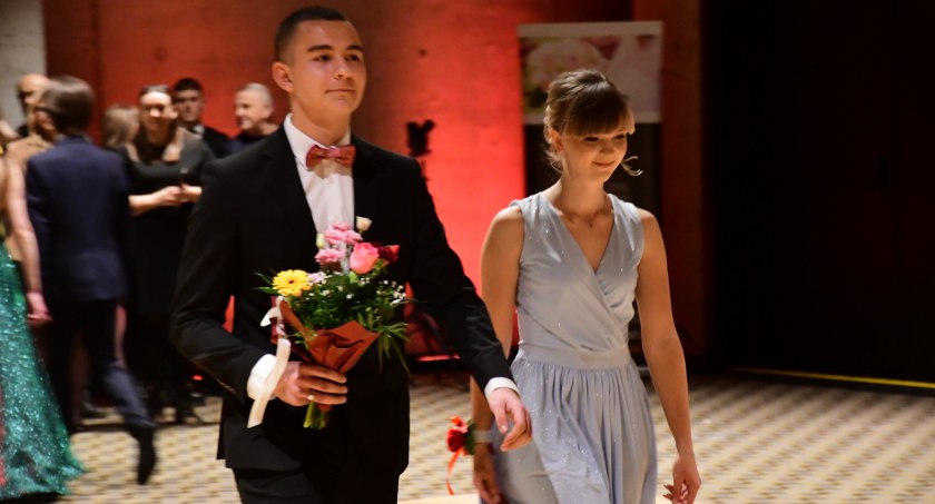 Studniówka 2023, Liceum Ogólnokształcące Białej Podlaskiej bawiło studniówce - zdjęcie, fotografia