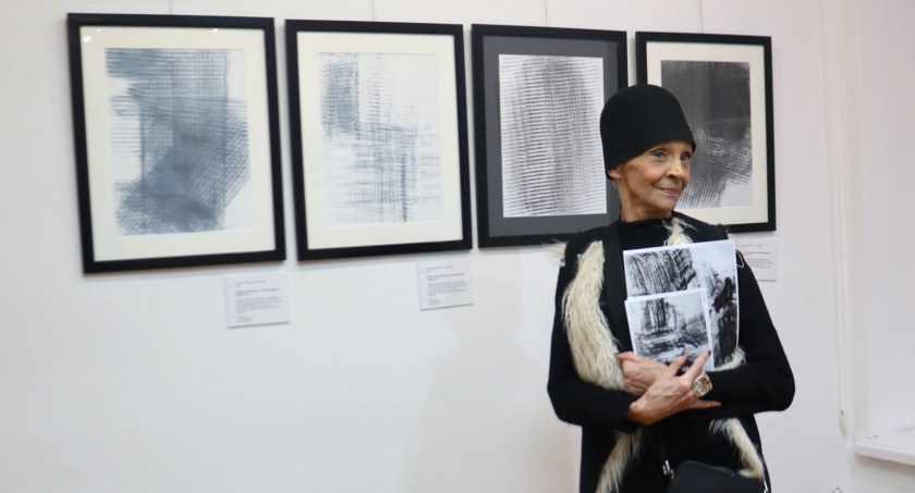 Danuta Koszołko na wernisażu prac Krzysztofa Łyżynia w Galerii Podlaskiej