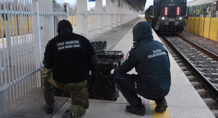 Granica, paczek papierosów zatrzymały Kontrabanda jechała Białorusi - zdjęcie, fotografia