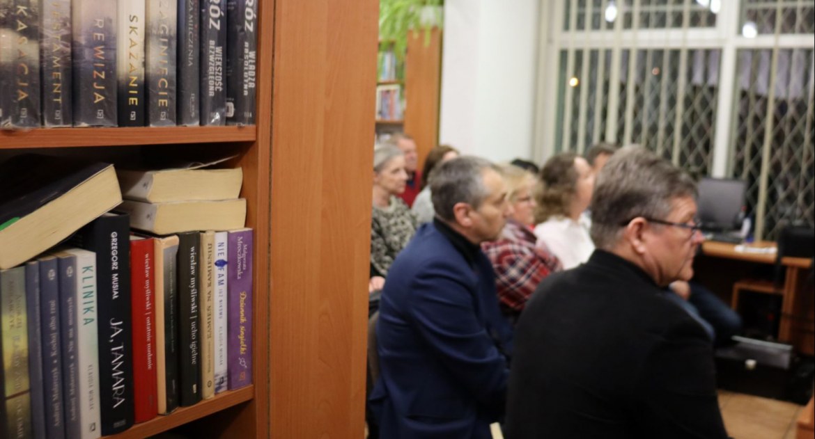 Biblioteka, Spotkanie archeologiem Mieczysław Bienia bialskiej bibliotece - zdjęcie, fotografia