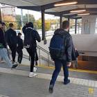 Pasażerowie schodzą po schodach do nowego przejścia podziemnego na stacji Biała...