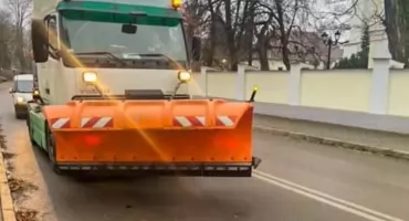 IMGW informuje o ryzyku gołoledzi i śliskiej nawierzchni dróg. Władze miasta apelują do kierowców o zachowanie ostrożności