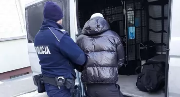 Oszukiwał metodą „na policjanta” na terenie województwa lubelskiego i podlaskiego, a podczas próby zatrzymania stwarzał zagrożenie. Grozi mu 8 lat więzienia
