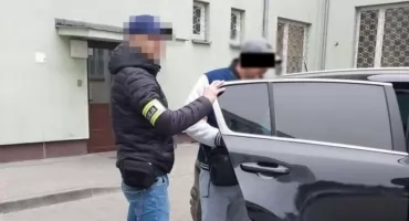 Jeden ukrywał się za granicą, a drugi przebywał u swojej partnerki. Dwójka czterdziestoparolatków poszukiwana listami gończymi trafiła do więzienia