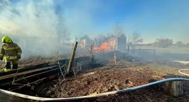 Groźny pożar w gminie Sosnówka! Kilkudziesięciu strażaków gasiło budynki gospodarcze