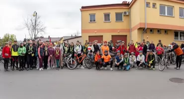 Biało-czerwony peleton na drogach gminy. Ponad stu rowerzystów pokonało 35 kilometrów