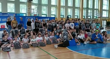 Szkoła w Rogoźnicy zamieniła się w arenę emocji! Gwiazdy sportu i nietypowe konkurencje porwały uczniów do zabawy