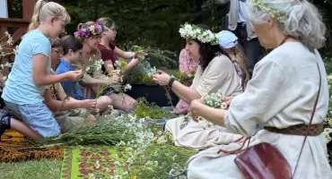 Noc Świętojańska u Kraszewskiego przyciągnęła tłumy. Tradycja, muzyka i ogień w sercu Romanowa