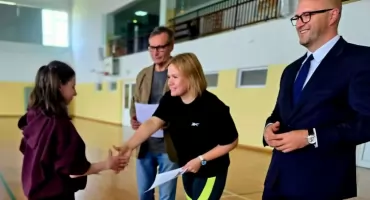 Sportowe emocje i integracja! Styrzyniec zdobywa Puchar Wójta w Gminnych Międzyszkolnych Zawodach w Piłce Siatkowej w Gminie Biała Podlaska