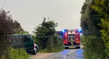 Pożar po uderzeniu pioruna w Rakowiskach. Służby wciąż na miejscu