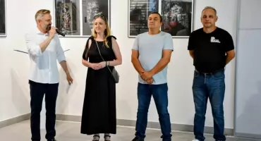 Wernisaż w Białej Podlaskiej. „Między spojrzeniami” pokazuje moment przed tańcem