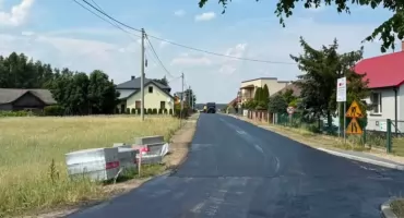 Nowa nawierzchnia w Rowinach. Przebudowa drogi gminnej zakończona.